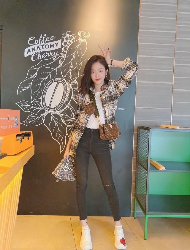  『少女』她与肖战主演《斗罗大陆》，今穿露肩毛衣配粉红发箍，娇嫩甜美