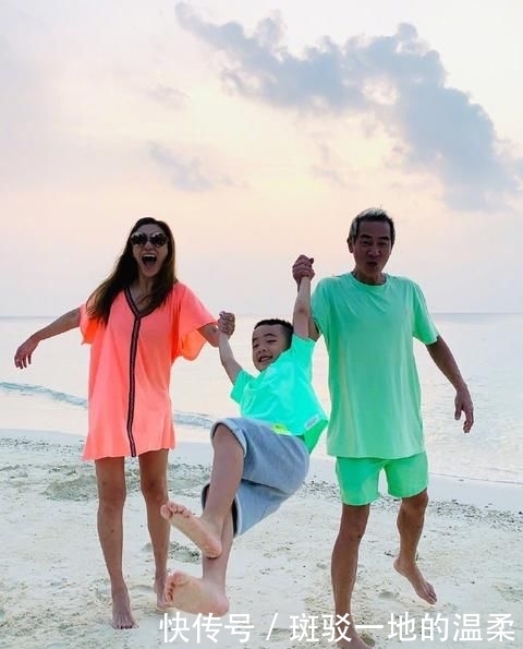 应采儿二胎孕肚明显