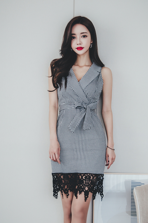 头条女神孙允珠，藤萝银白网纹束花时尚蕾丝裙