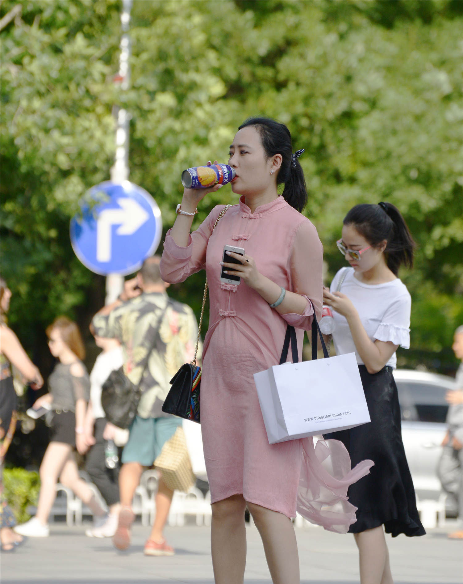 【粉色】如何搭配出成熟稳重,还显年轻,粉色连衣裙搭配尖头细跟鞋就可以