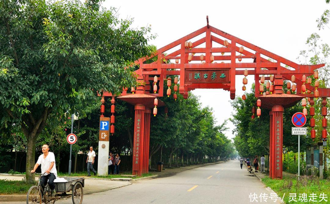 成都这座古镇,坐拥12棵千年古榕,纳凉戏水的好去处