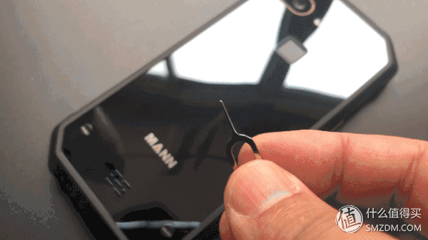 萝卜谈数码 篇二:大妈首发:摧毁一部手机有多难?三防手机MANN 8S不完全暴力测试