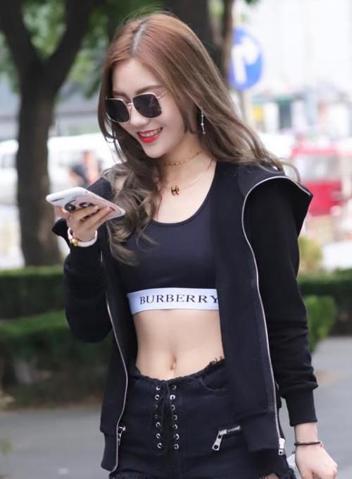  #气质#潮范儿女神来了，街拍：面带笑容的小姐姐，一件黑色上衣配蓝色牛仔裤，女神气质范