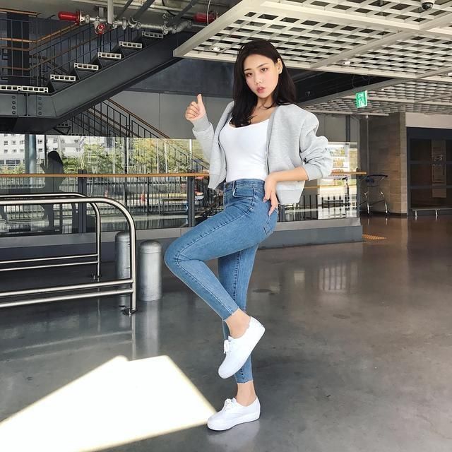 时髦的牛仔裤能展现出美女更好的气质，衬托的美女魅力更美