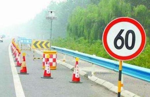 高速车祸是超速多还是龟速行驶多，或者是另有起因？看完你就懂了