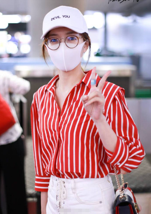 江疏影只是穿了条牛仔短裤，撩力十足迷翻人，“腿精”不是白叫的