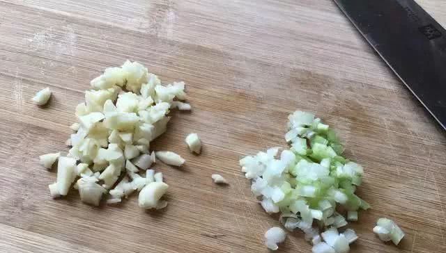 「粉丝」蒜蓉粉丝蒸丝瓜,这么做特别好吃
