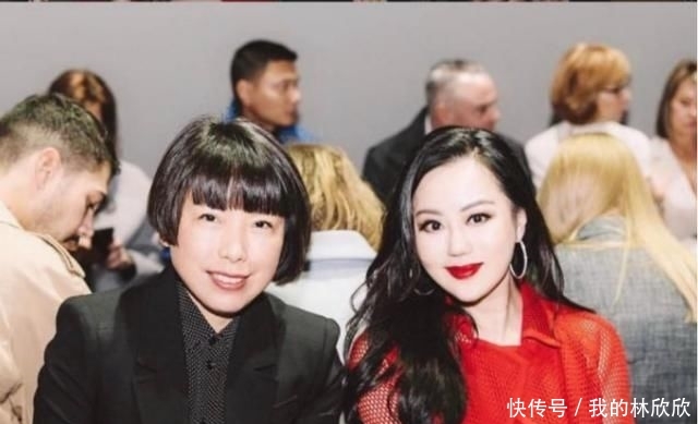 『卖力』56岁章小蕙为显嫩穿卖力了,大波浪卷发配大红色连衣裙,减龄时髦