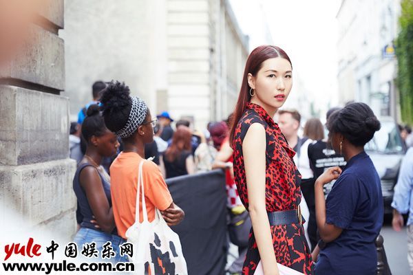 李晖出席纪梵希高定 巴黎街头展现东方美