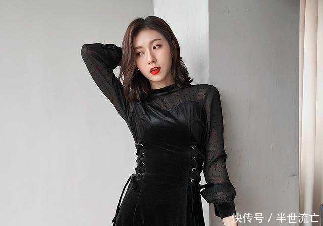 参加同学聚会穿什么好看看看这样的黑色连衣裙，优雅时尚又显瘦