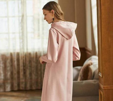 马上就到中秋，别买风衣了！今年流行穿洋气卫衣，显瘦显嫩超养眼