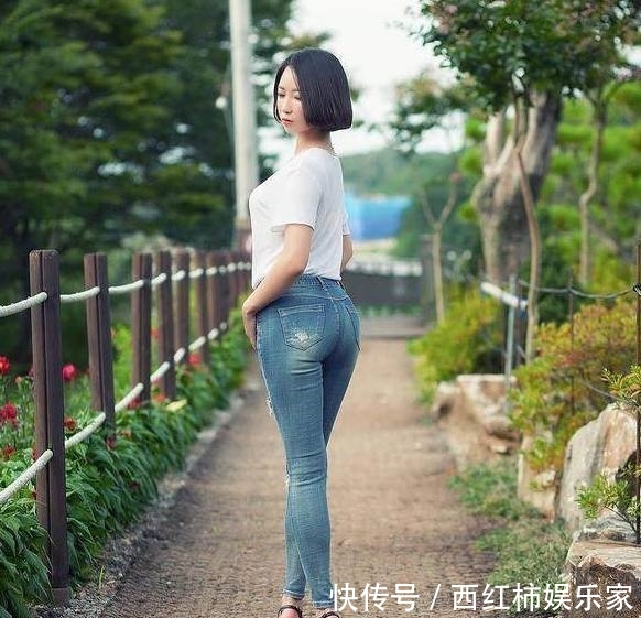  『气质』年轻的牛仔裤女孩，穿搭时髦，充满青春活力！