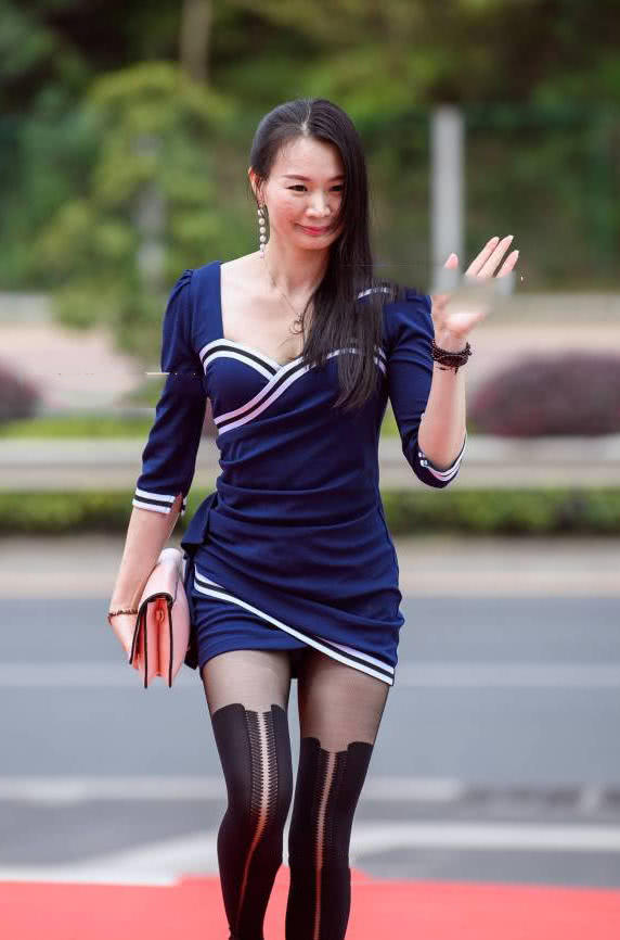 50岁小阿姨包臀裙黑丝袜尽显迷人曲线，一点也不像知天命的年纪