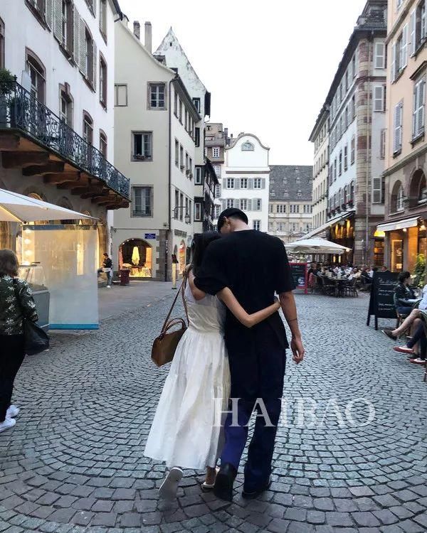 羡慕|靠“虐狗”合照火爆INS，这对韩国小夫妻也太甜了?