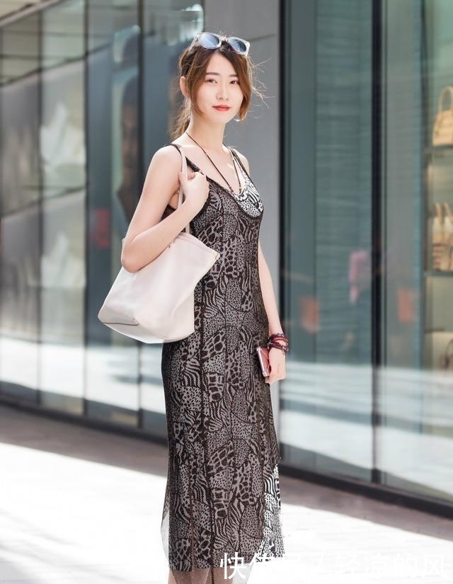 「气质」街拍：美女搭配吊带衫和紧身牛仔裤，气质显得优雅娇媚！