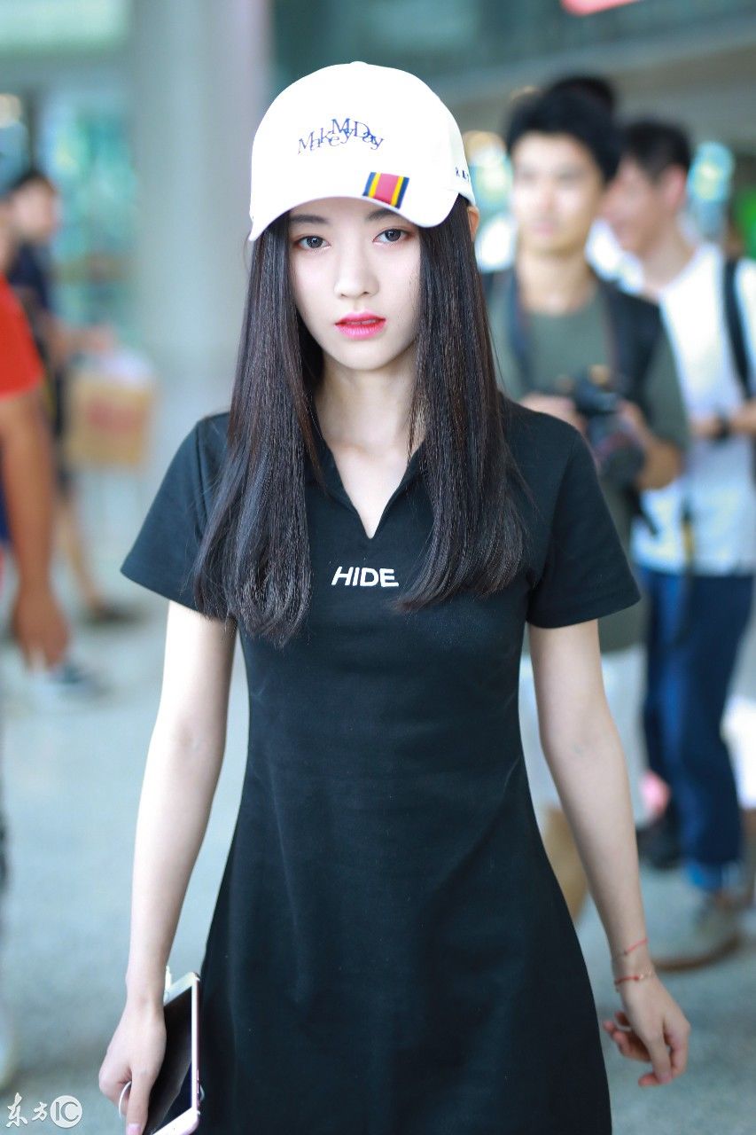 鞠婧祎现身机场，肤色美白抢镜夺目