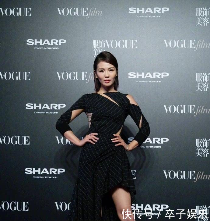 40岁刘涛真疯狂, 这么紧的黑裙也要硬穿, 一走路时就尴尬了!