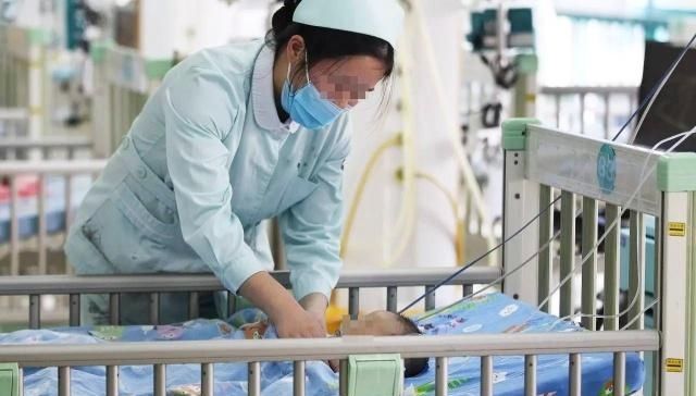  「孩子」孩子发热，衣服应穿厚捂汗还是穿薄散热？