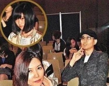 沈殿霞:郑欣宜与父亲后妈一家人团年照曝光, 郑少秋小女儿罕见露面很惊艳