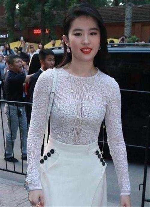 刘亦菲的镂空紧身衣穿出超性感身材，做她的保镖真幸福啊