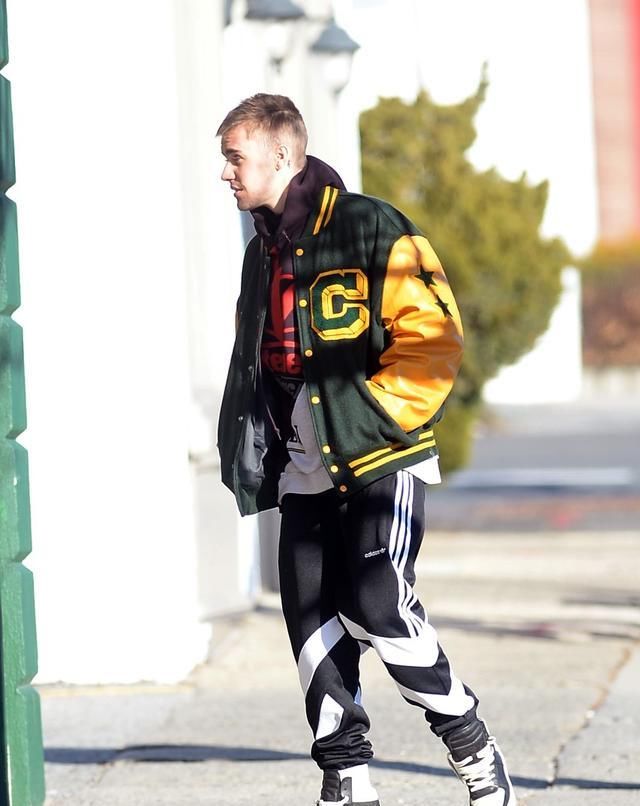 #Justin#Justin Bieber穿绿色棒球夹克惹眼,气质如高中生,青春帅气