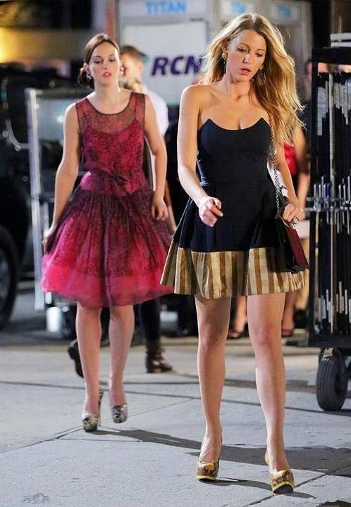 街拍：图1赵雅芝，63岁的她穿超短裤居然一点不丑！图3胯真宽