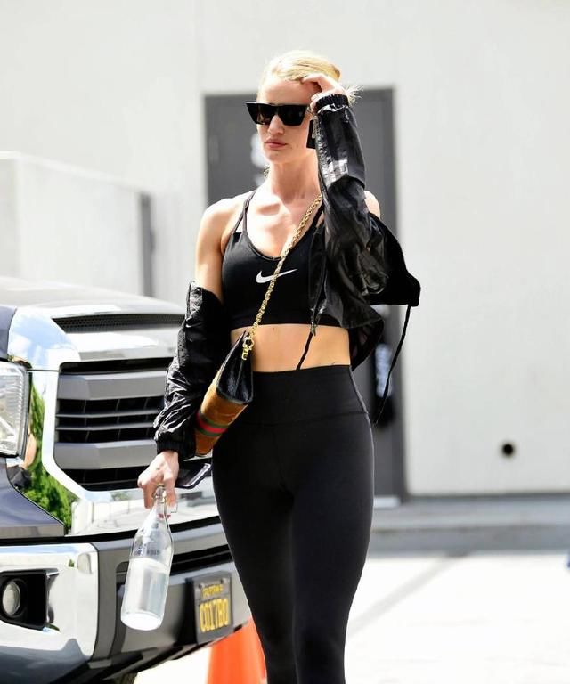 贝女郎罗茜运动Bra出街，大嫂气场和腹肌太惊艳，不愧是杰森女友