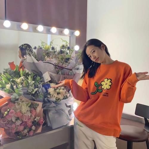  『戚薇联名款』开春不穿水果色卫衣怎么行，男星女星都在穿，再不穿一件就out了