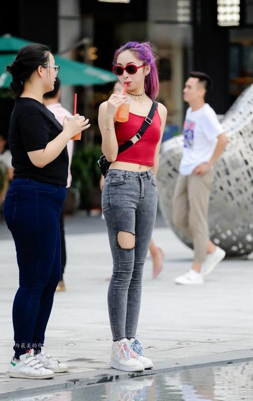 路人街拍，露背吊带小衫，把美背，蛮腰，长腿完美展现