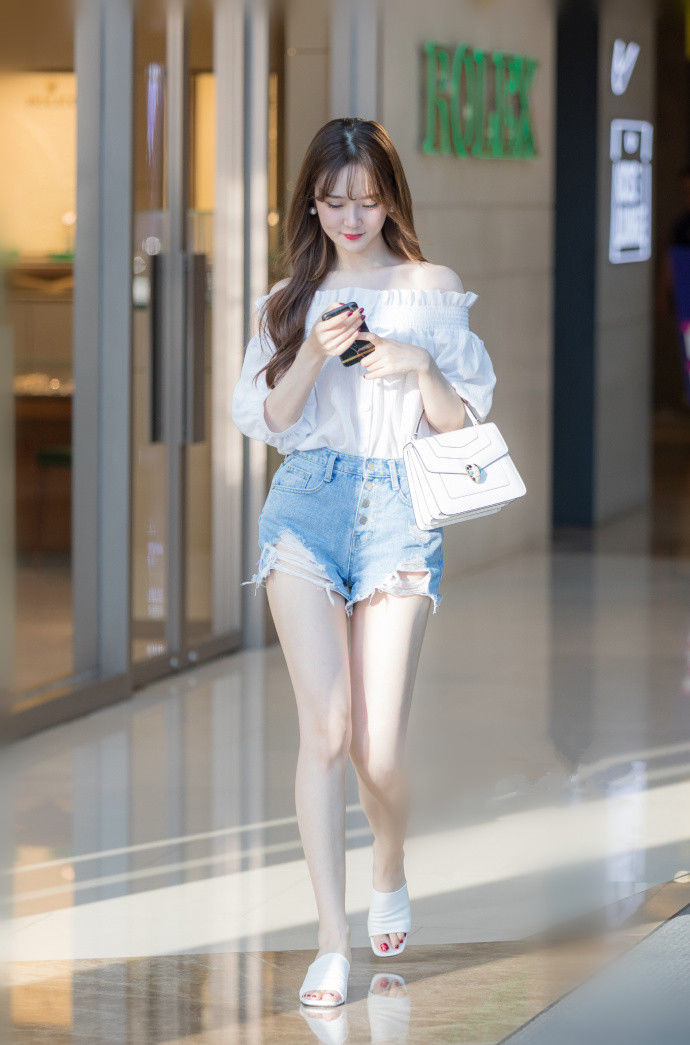 街拍路人,在这炎热的三伏天怎么能少得了一双时尚的拖鞋?