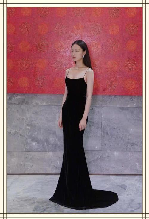 倪妮机场搞怪，反戴棒球帽嘟嘴卖萌心情好，网友：井柏然尴尬了！