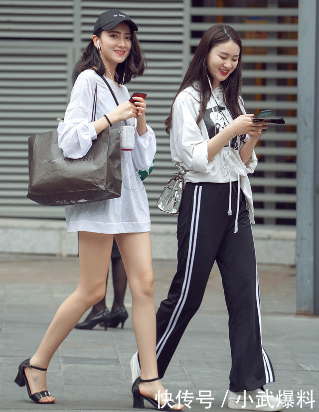 街拍：透气上衣配热裤，小姐姐的身材婀娜迷人