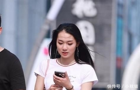 『美女』街拍美女:孤独的感觉之所以如此之重,只是因为想得太深!