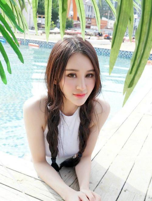 美女气质小姐姐身穿泳衣，展现出窈窕好身姿，显得洋气十足！