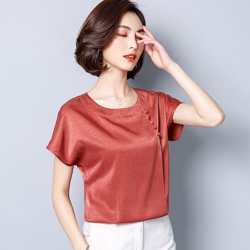 穿这样的新款上衣真好看，显瘦又洋气，清新脱俗美极了