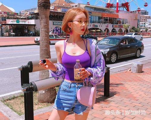 街拍：牛仔裤的小姐姐，裤子紧致有范儿，走在大街吸睛无数！