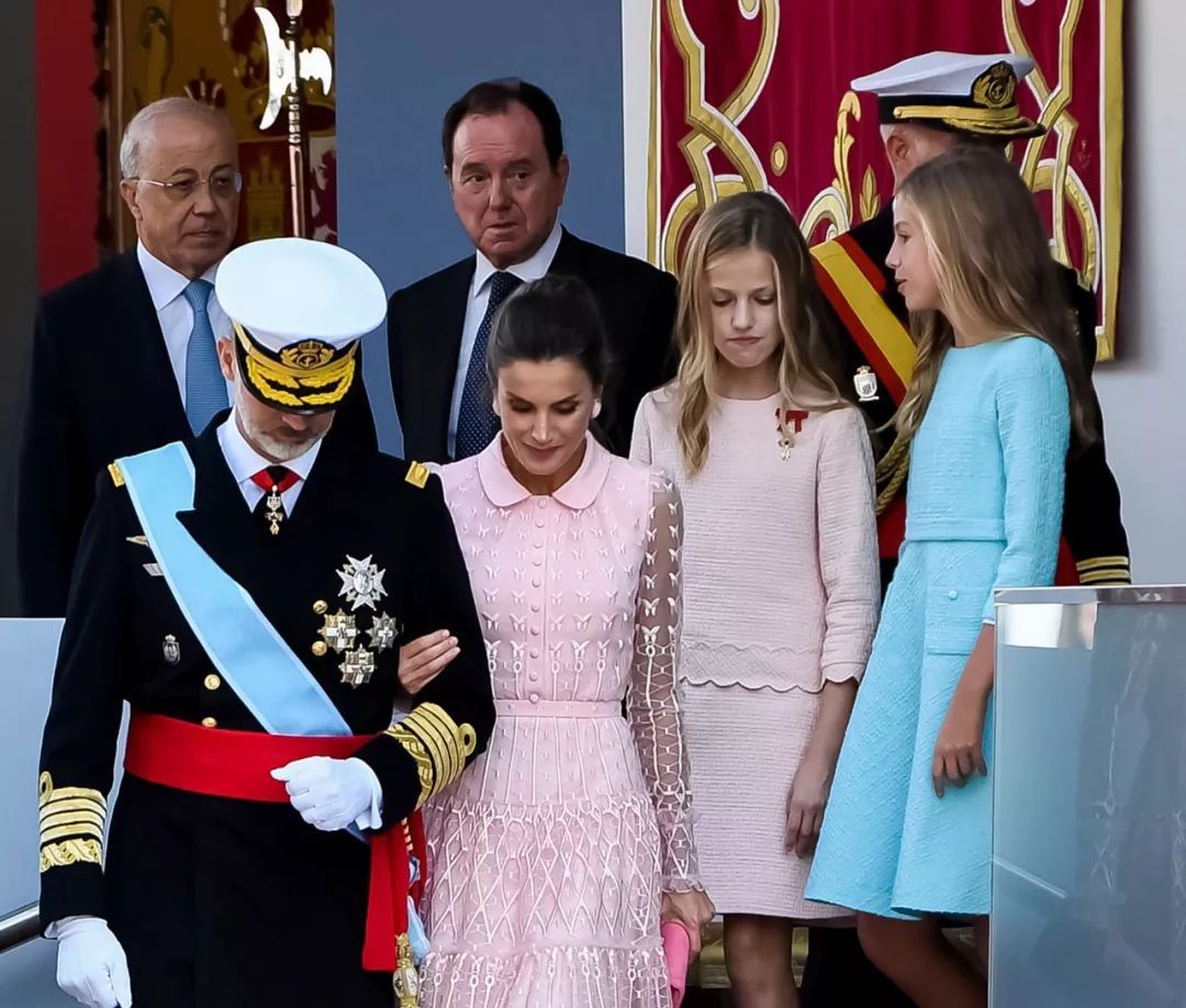 西班牙国王深情款款,低头看妻子爱如初恋,再看