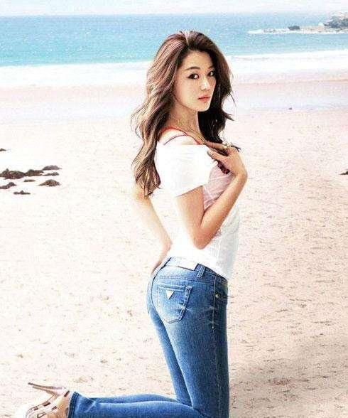 紧身裤没有太多装饰没有多少累赘，将女性窈窕的身材完美展现