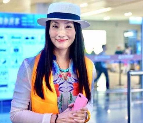 44岁陶虹与40岁李湘同现机场？一个似豪门阔太，一个打工小妹