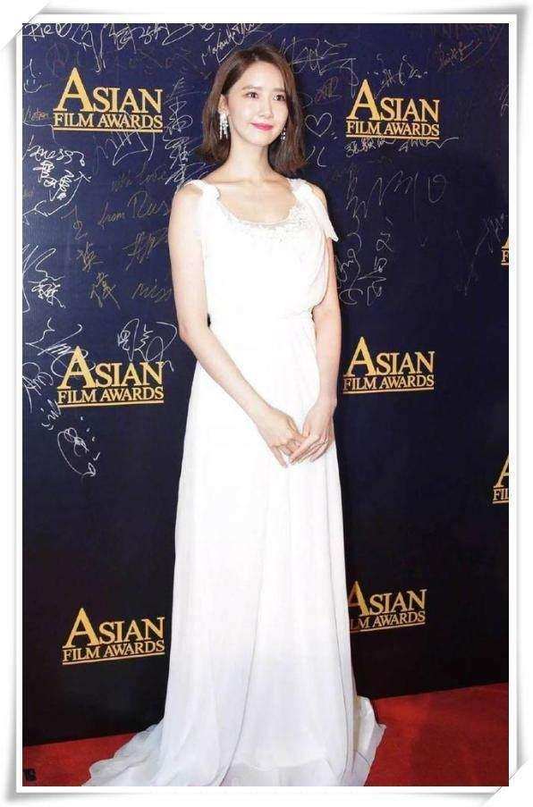 林允儿太个性！穿一条蕾丝睡衣就走红毯？网友：韩星的时尚我不懂