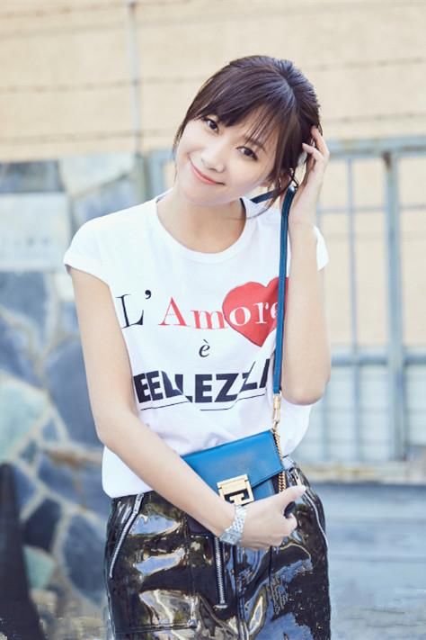 44岁徐静蕾再次惊艳众人!穿拼色衬衫配白色帆布鞋,仍是初恋模样