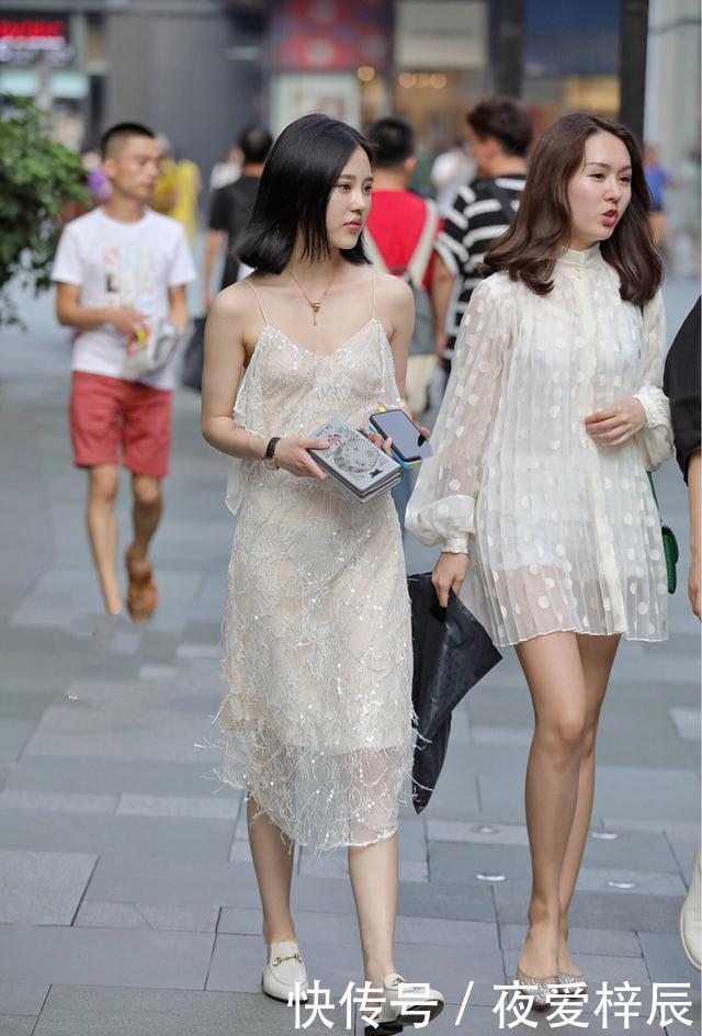 『特别』街拍:穿着特别清凉的美女,白色的吊带裙十分具有仙女的气息!