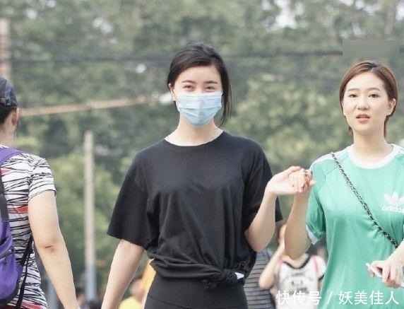  「实不相瞒」实不相瞒，左边穿半透裤子的姐姐更好看