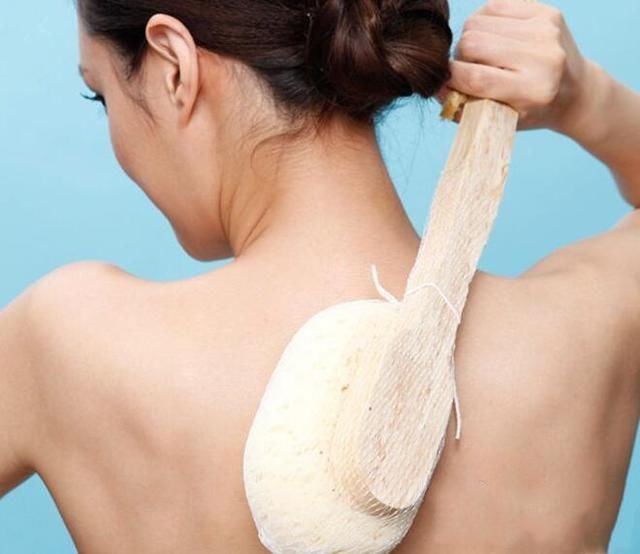 后背不停长痘痘, 可能毛孔被上亿只螨虫掏空, 用上3方法祛痘很快