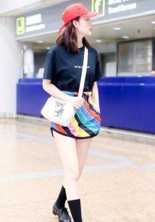 李沁的花色条纹短裤尽显时尚品味，性感翘臀一览无余