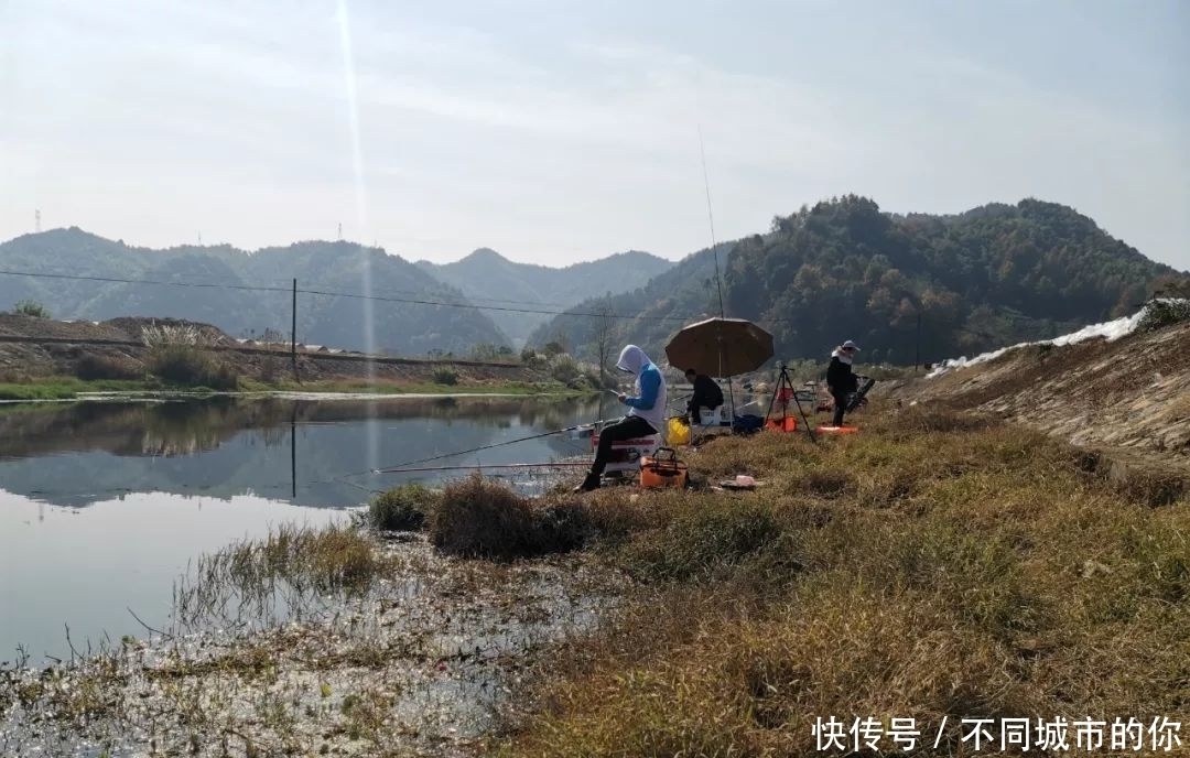  地方肯定：野河鱼少，更不要扎堆垂钓，找个安静角落才有可能上鱼！