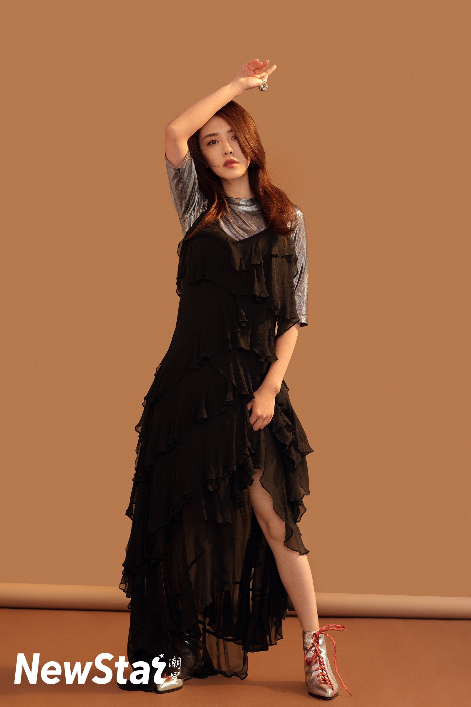 人气演员王晓晨再出时尚大片 完美身材曲线凹凸有致