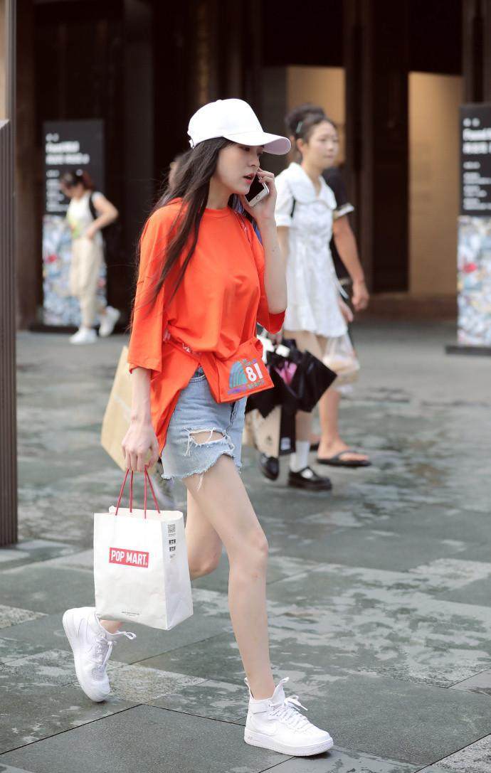 街拍: 自信一点, 不要怀疑自己的身材