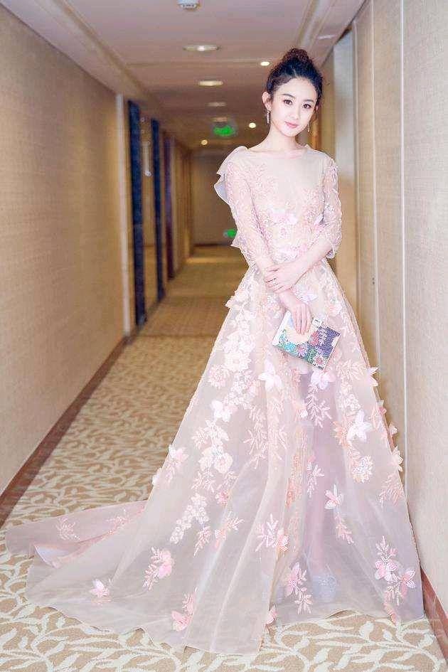 赵丽颖厉害!看完她的腿我沉默了，网友:一般人穿不出来这效果