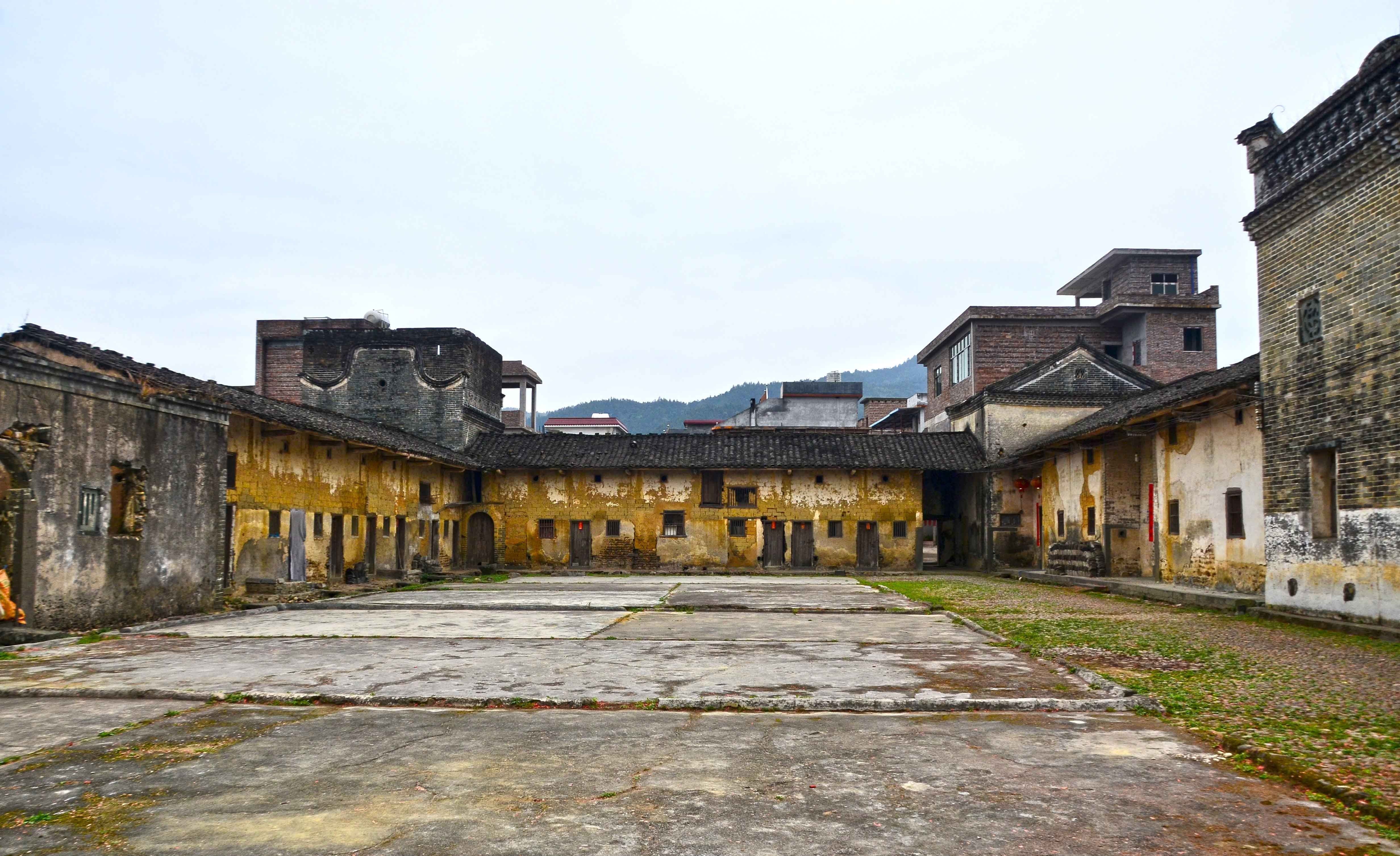 广东105国道旁，有一栋古朴的百年老屋，相传花158年历四代方建成